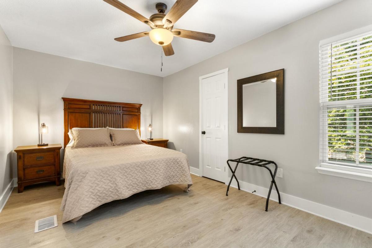 Emerald Escape 0.9 mi to Beach Near Downtown Best for Families - Housity