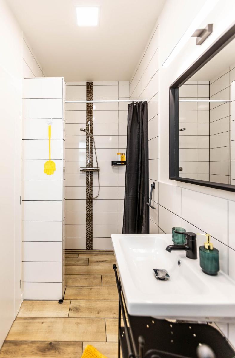 Stylish Apartment With Free Parking - Housity
