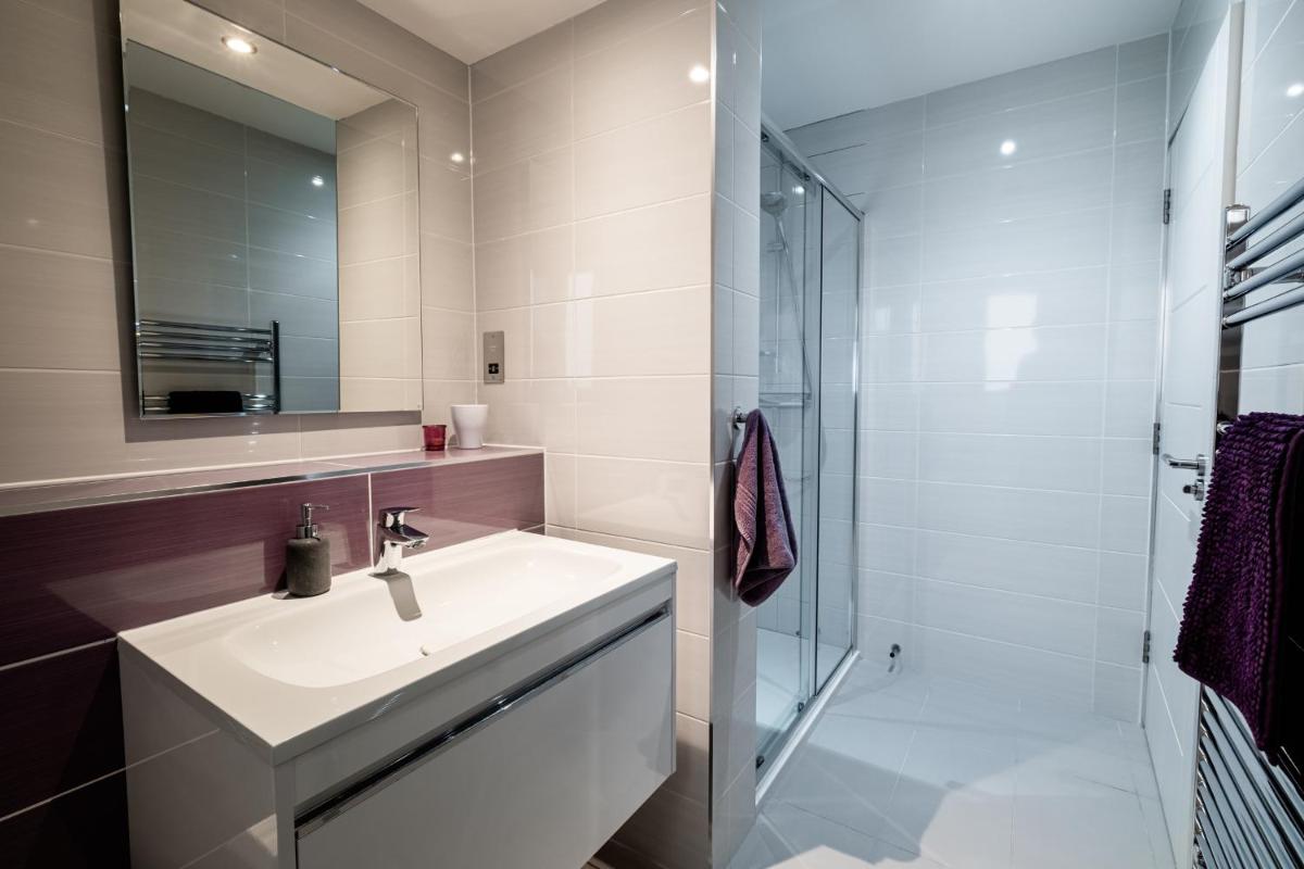 Modern house with hot tub, perfect night away! - Housity