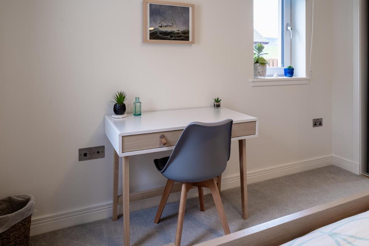 Modern house with hot tub, perfect night away! - Housity