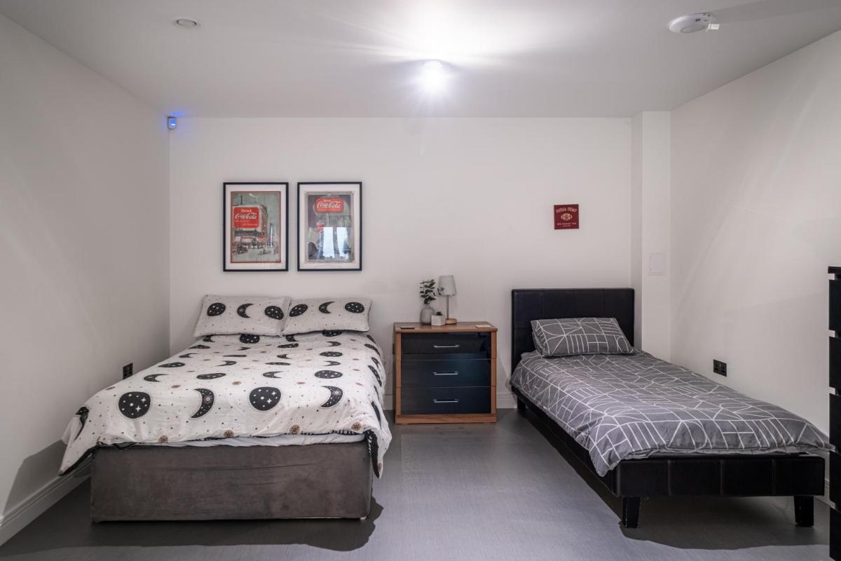 Modern house with hot tub, perfect night away! - Housity