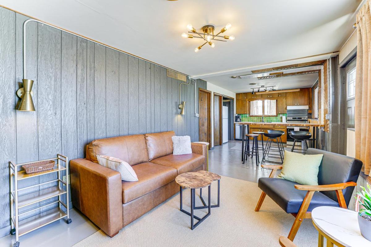 Waterfront Apt with Fire Pits 2 Mi to Stearns Park! - Housity