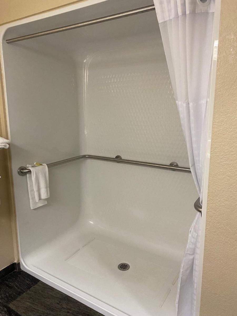 Super 8 by Wyndham New Hampton - Housity
