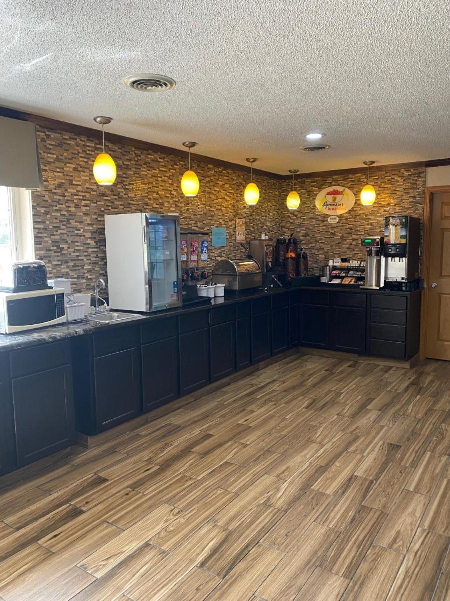 Super 8 by Wyndham New Hampton - Housity