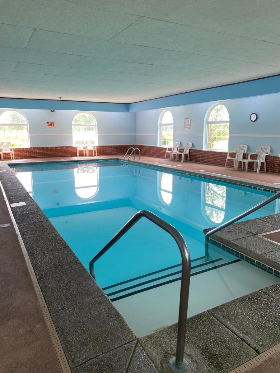 Super 8 by Wyndham New Hampton - Housity