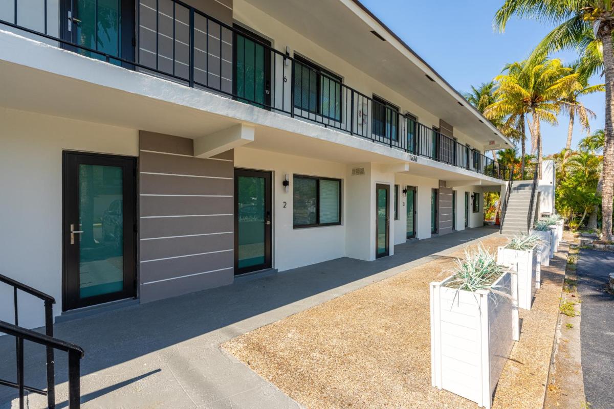 Palm Breeze Luxury Suites - Housity