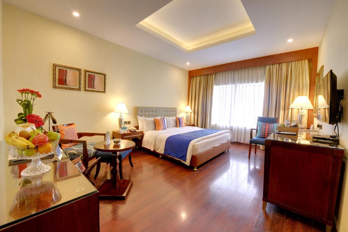 a hotel room with a bed and a table at Fortune Select JP Cosmos, Bengaluru - Member ITC Hotels' Group in Bengaluru a hotel room with a bed and a table at Fortune Select JP Cosmos, Bengaluru - Member ITC Hotels' Group in Bengaluru