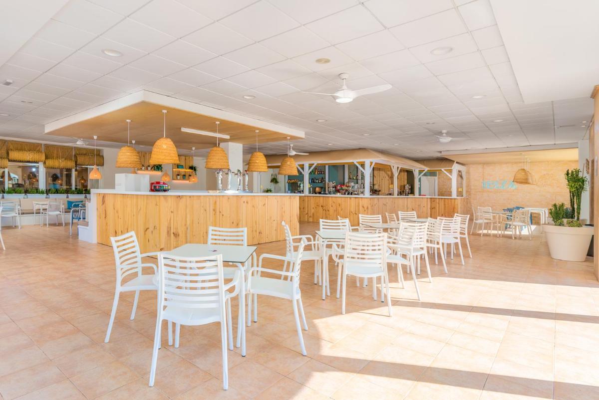 Un restaurante o sitio para comer en Peñiscola Plaza Suites