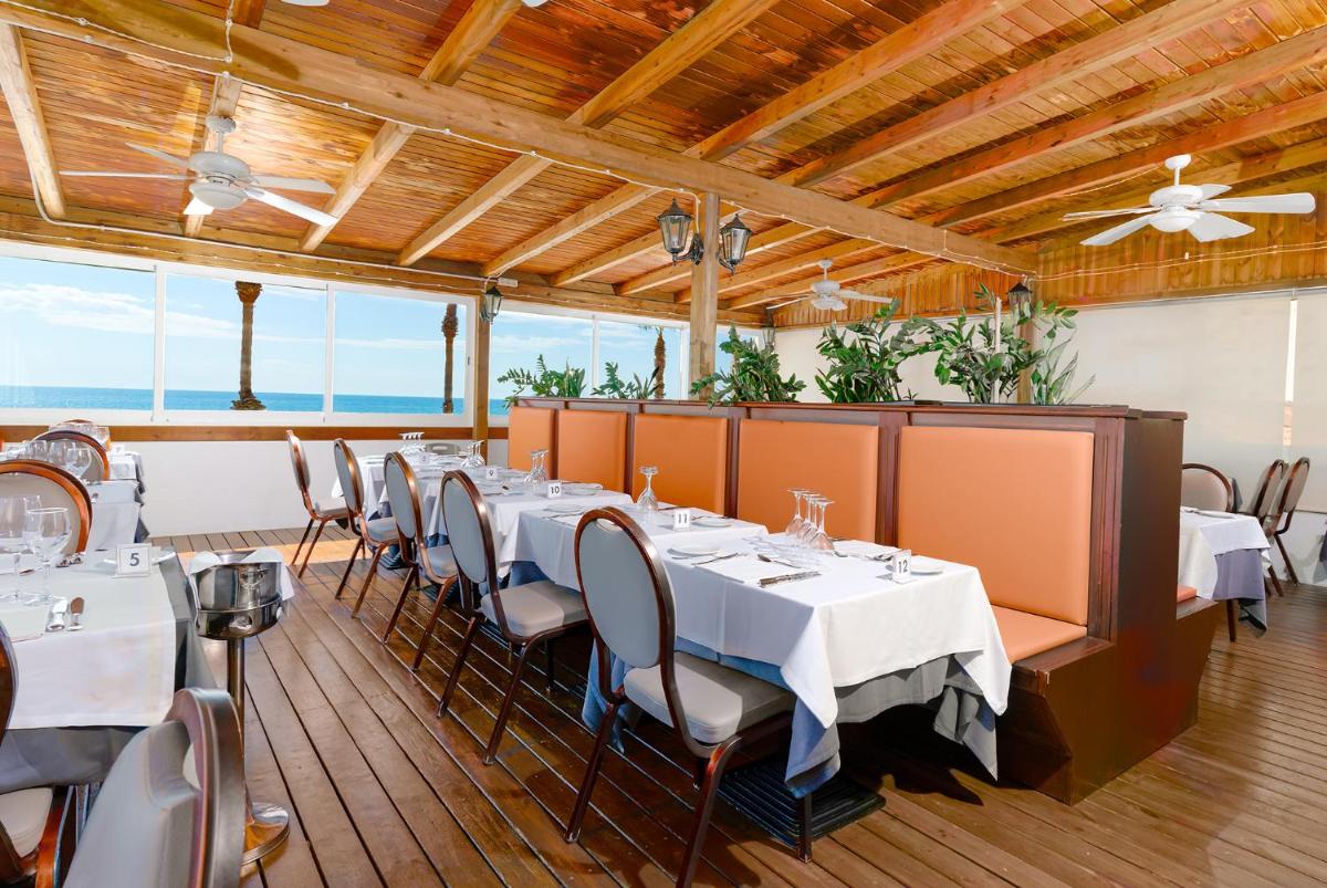 Un restaurante o sitio para comer en Peñiscola Plaza Suites