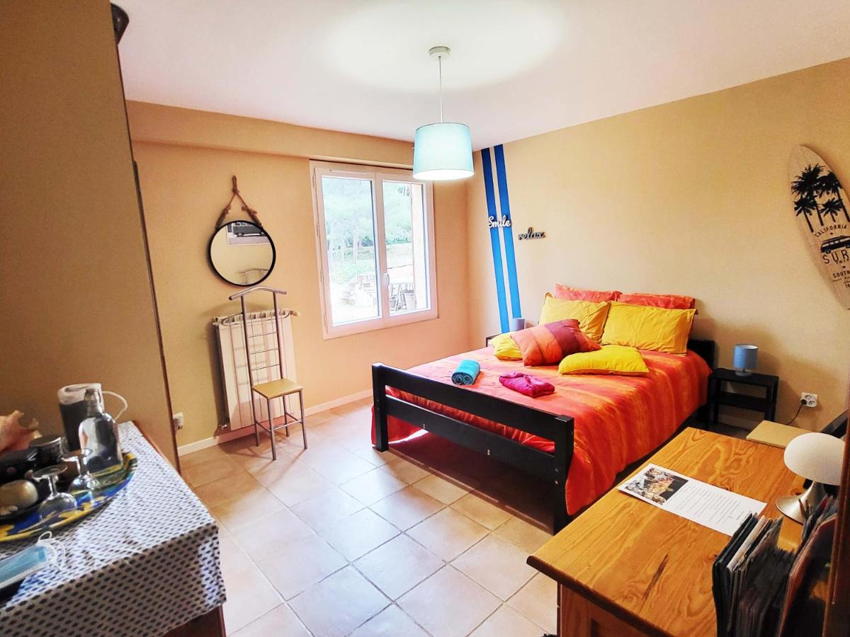 Chambre privée, piscine, pool house, cuisine d'été - Housity