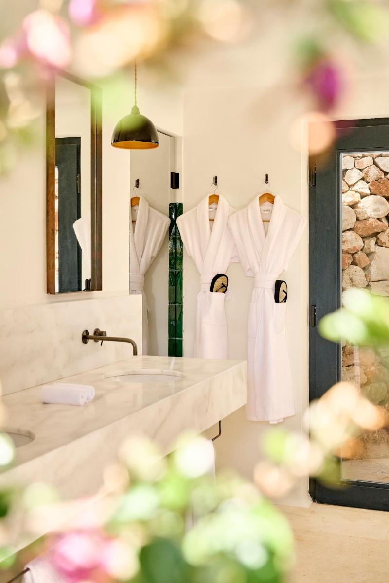 Cama o camas de una habitación en CAP Menorca Relais & Chateaux