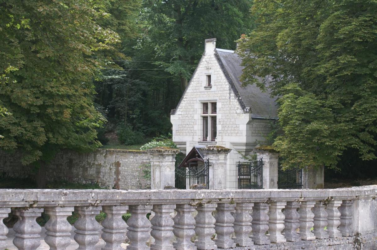 Aux grilles du Château de Saint-Aignan, à 2km de Beauval, les maisons de Sidonie et Léonard - Housity
