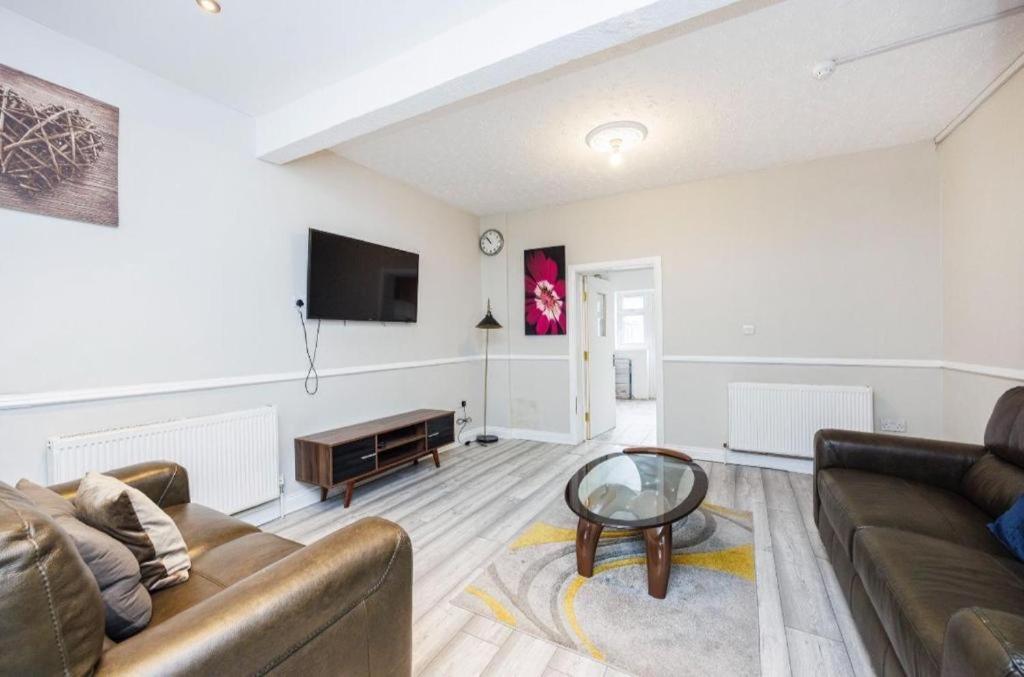 6 bedroom house, 9 beds, 3 baths near Excel, FAST WIFI, Parking - Housity