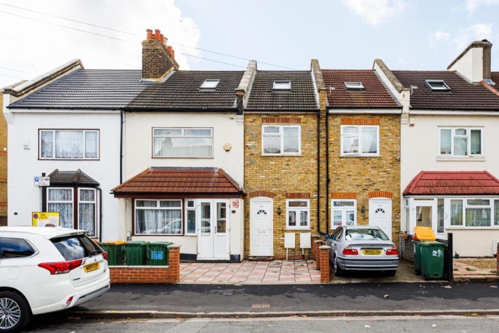 6 bedroom house, 9 beds, 3 baths near Excel, FAST WIFI, Parking - Housity
