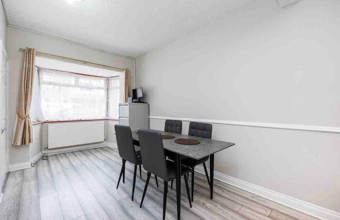 6 bedroom house, 9 beds, 3 baths near Excel, FAST WIFI, Parking - Housity
