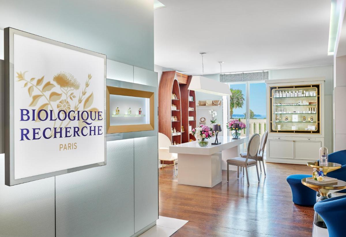 Coin salon dans l'établissement Hôtel Barrière Le Majestic Cannes