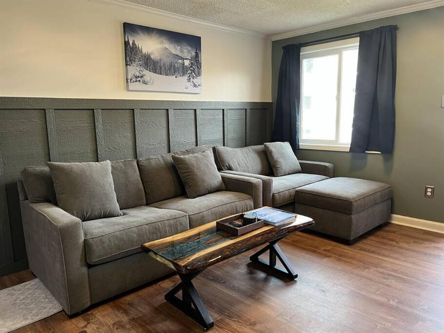 Stroll to Slopes, Village Area, Ski in-out MtLodge 308 - Housity