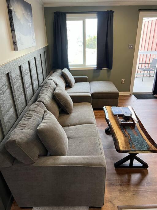 Stroll to Slopes, Village Area, Ski in-out MtLodge 308 - Housity