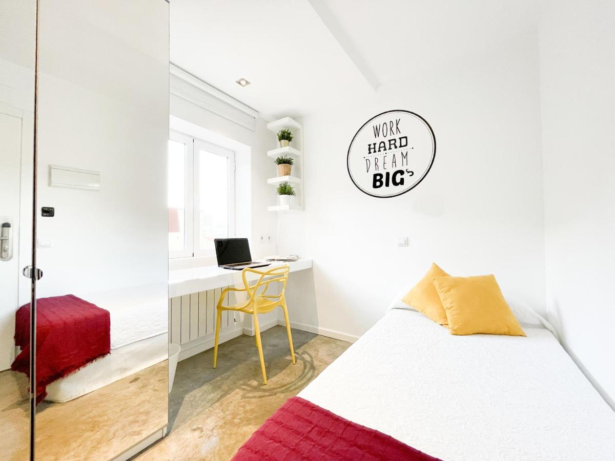 Habs Plaza España -Baño privado-No Aire Acondicionado- - Housity