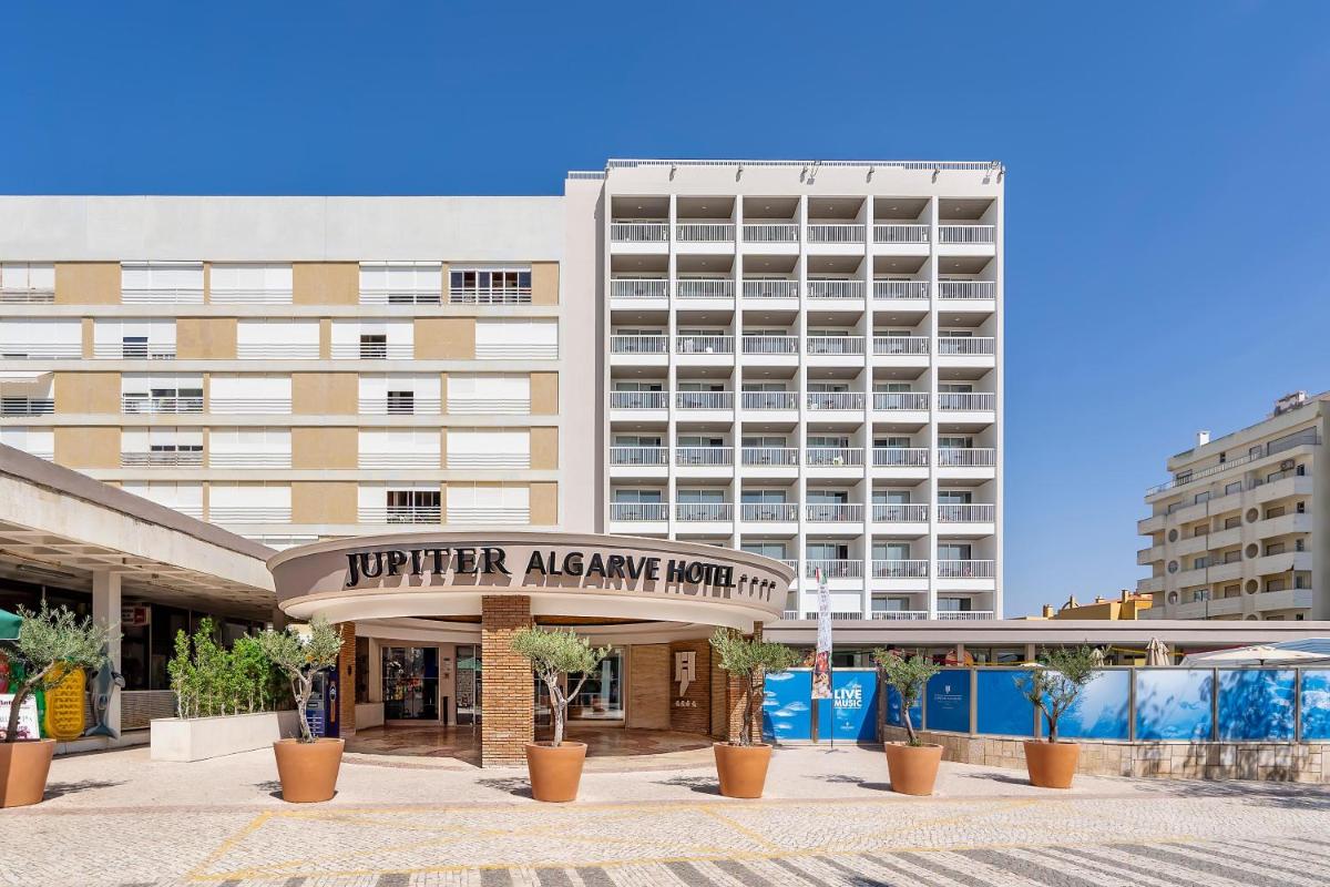um edifício com uma placa que diz hunter alliance hotel em Jupiter Algarve Hotel - Beach & Spa em Portimão