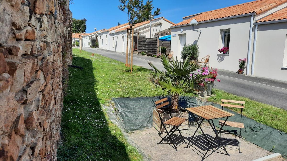 une table et des chaises à côté d'une rue dans l'établissement Résidence Les Océanes, à Les Sables-dʼOlonne
