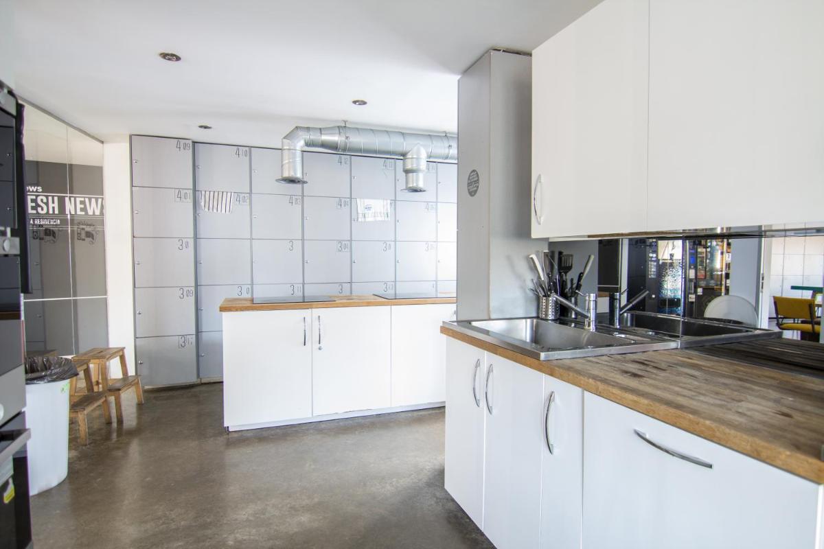 Habs Plaza España -Baño privado-No Aire Acondicionado- - Housity