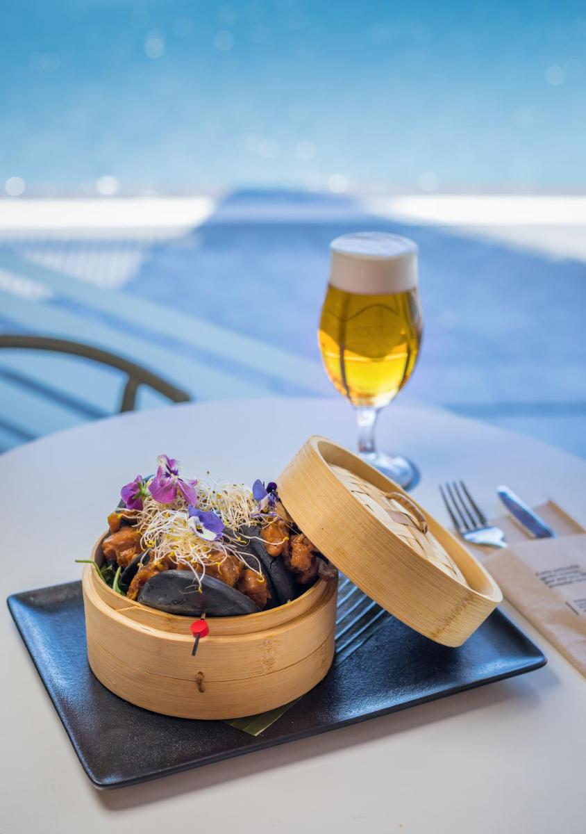 Comida en o cerca de este hotel