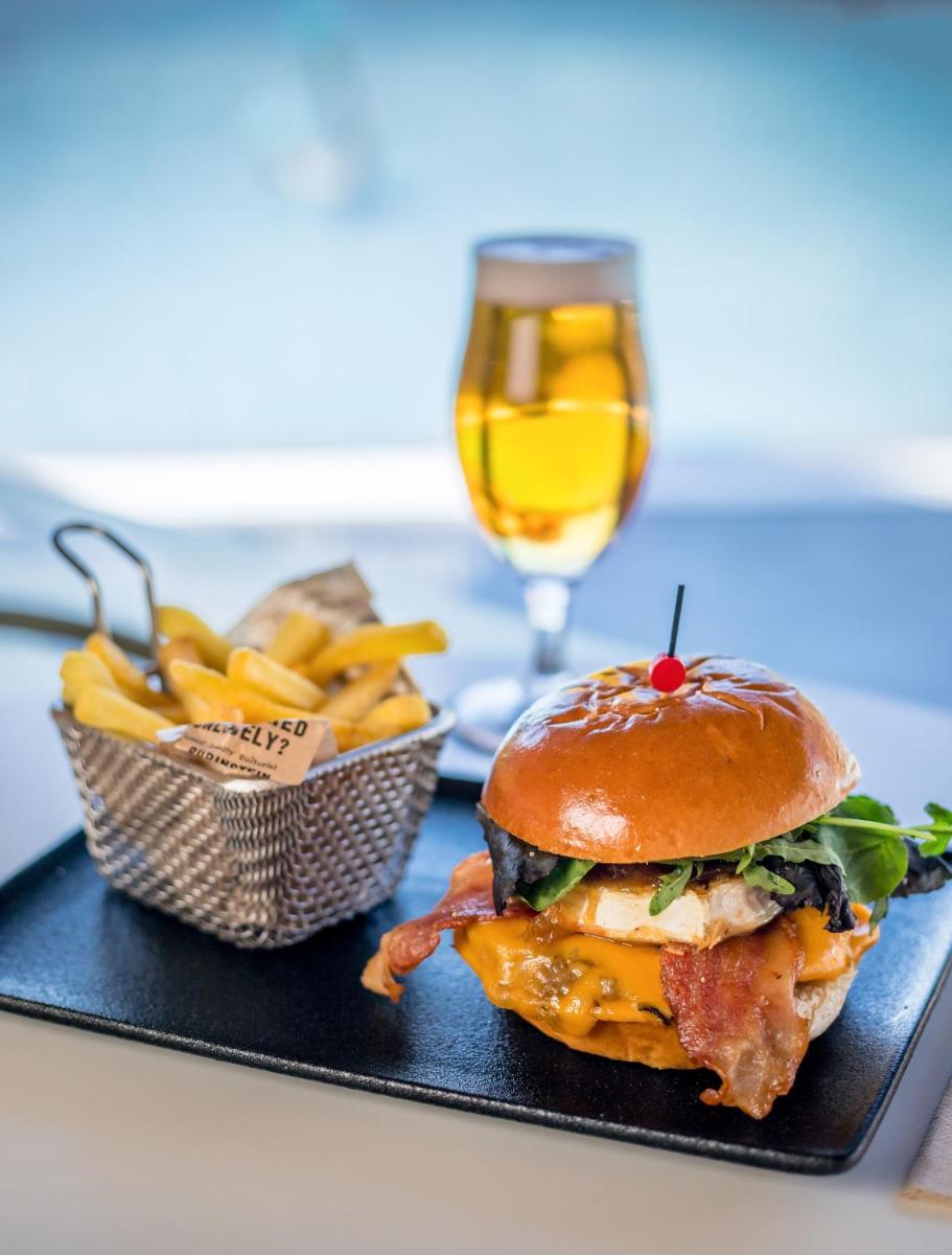 Comida en o cerca de este hotel