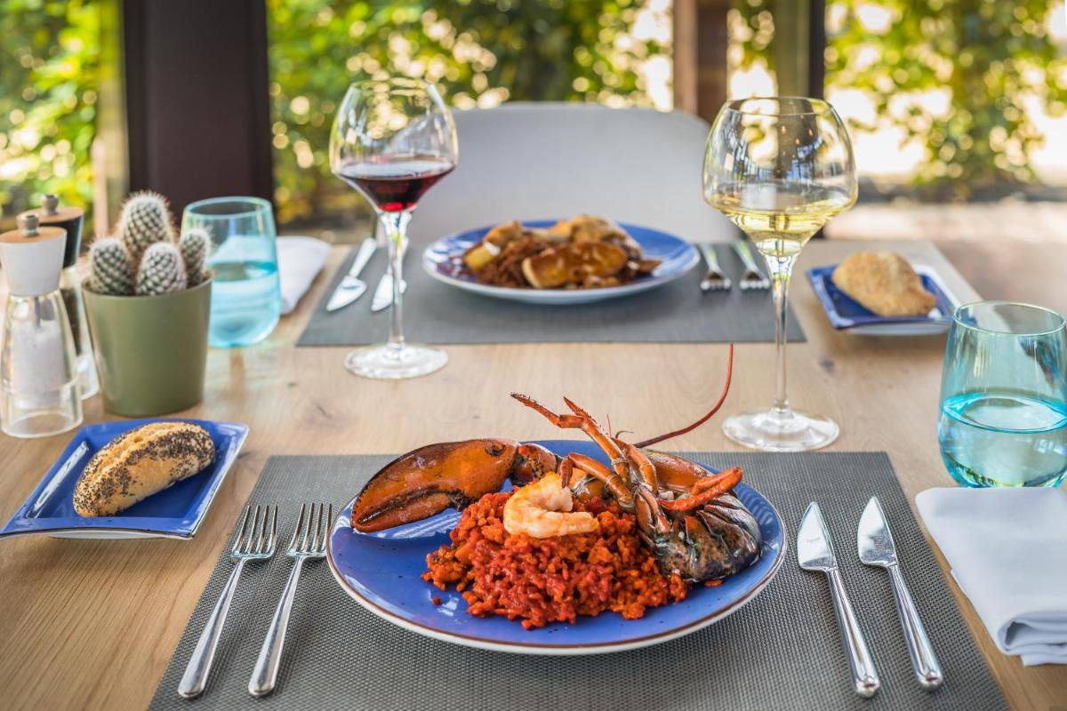 Comida en o cerca de este hotel