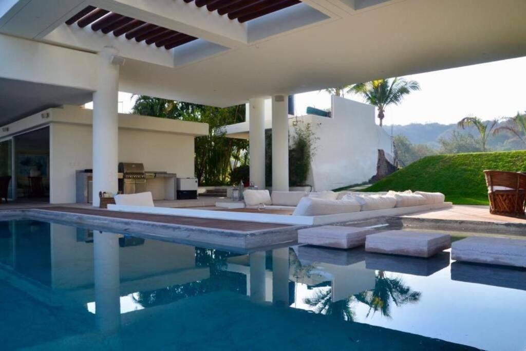 Hermosa casa junto al lago con infinity pool & jacuzzi - Housity