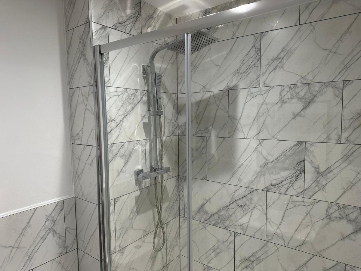 Midsummer House Premium Apartments with Sofa Beds & SKY TV & FREE Parking - Housity