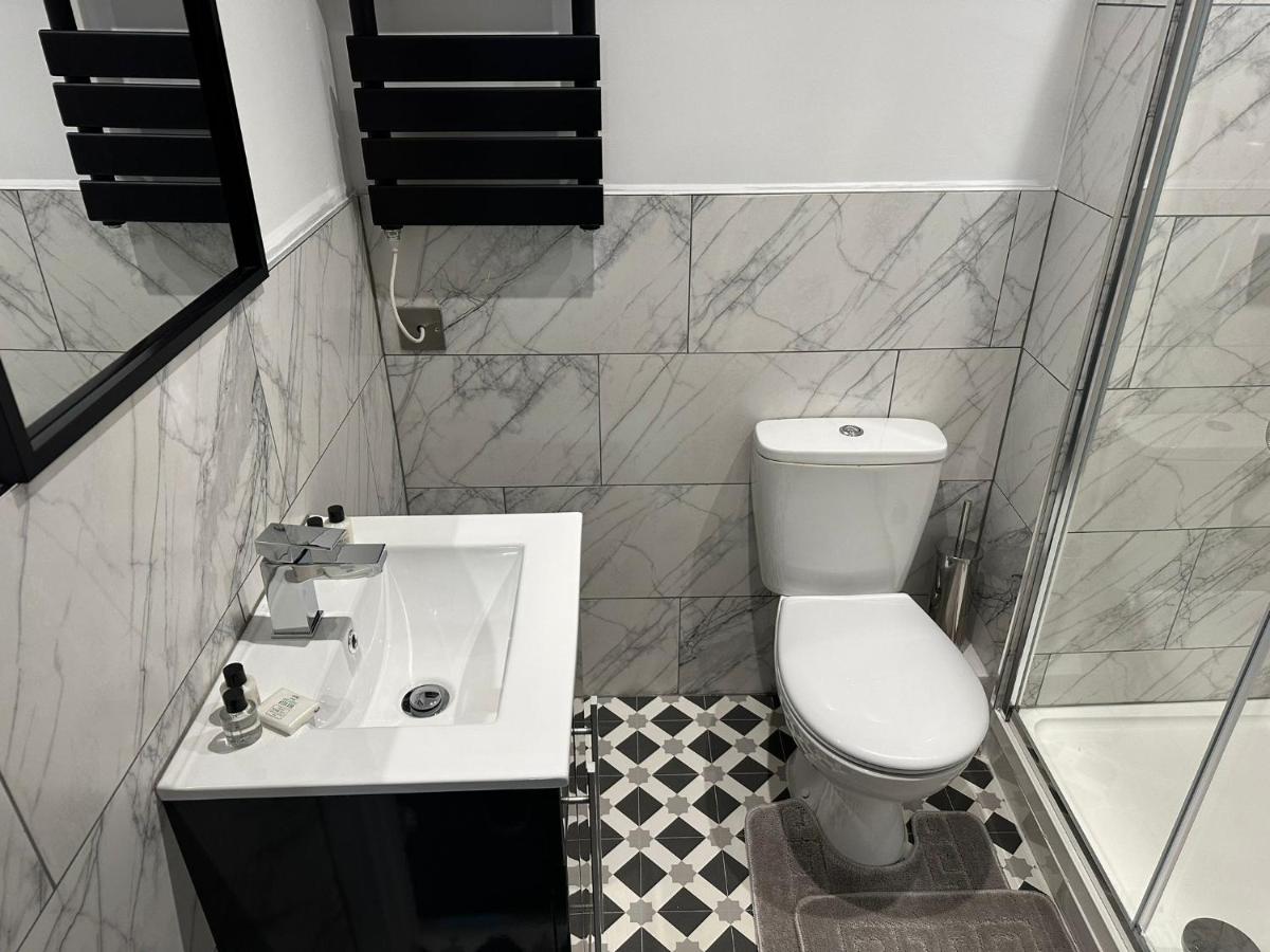 Midsummer House Premium Apartments with Sofa Beds & SKY TV & FREE Parking - Housity