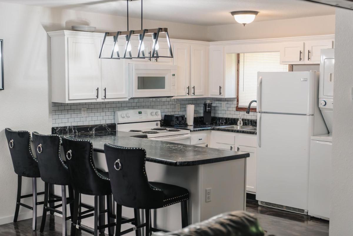 Anchor Inn and Suites - Housity