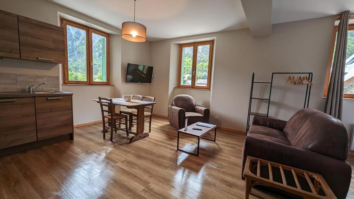 un salon avec un canapé et une table dans l'établissement Sport'Hotel-Aparthotel de Milan, au Bourg-dʼOisans
