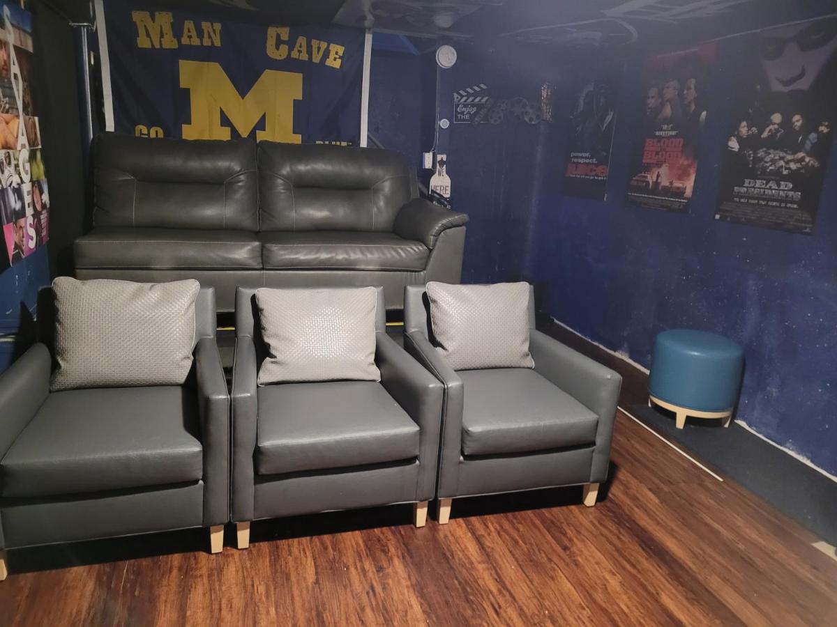 Cozy 6 bedroom home with Gameroom and Fire pit. - Housity