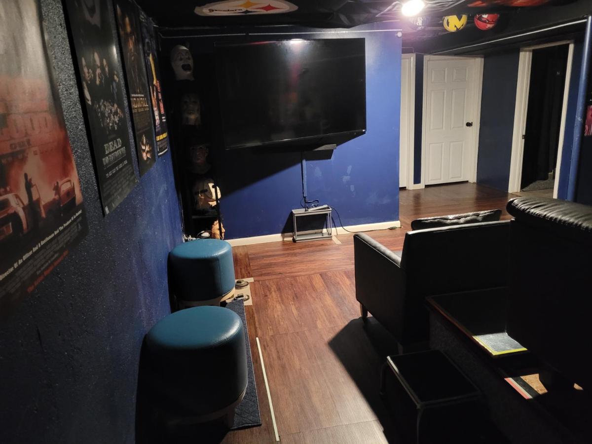 Cozy 6 bedroom home with Gameroom and Fire pit. - Housity