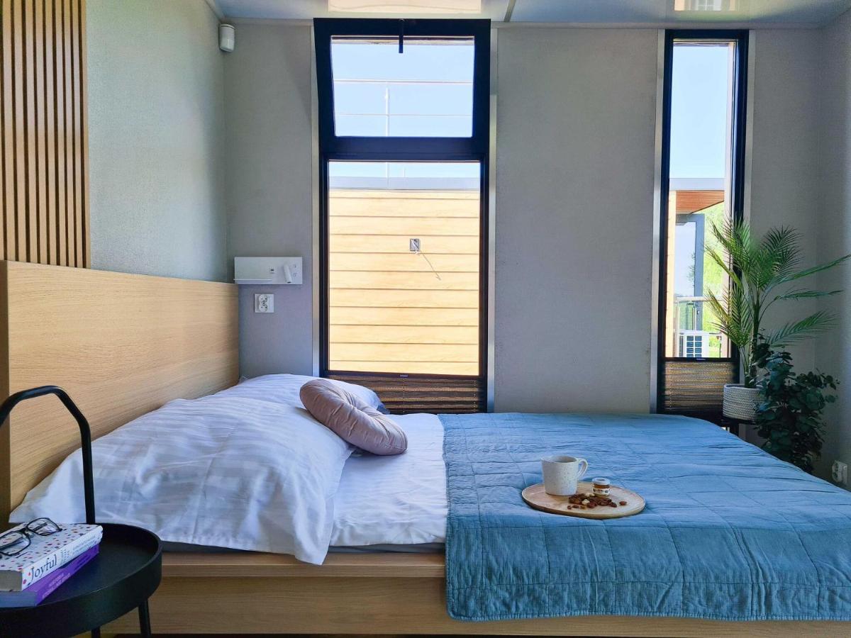 Luxury houseboat for 3 people, by the sea - Housity