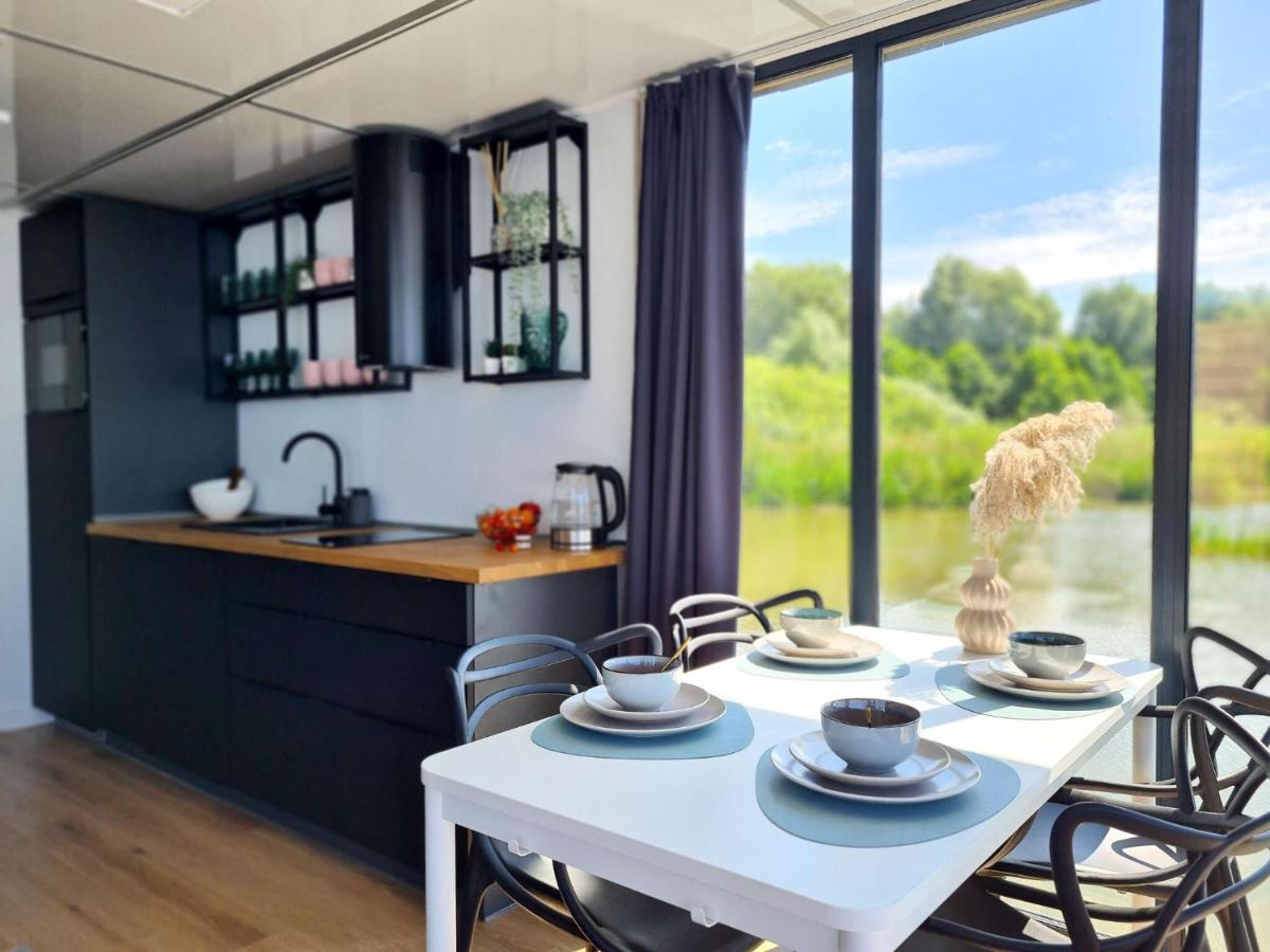 Luxury houseboat for 3 people, by the sea - Housity