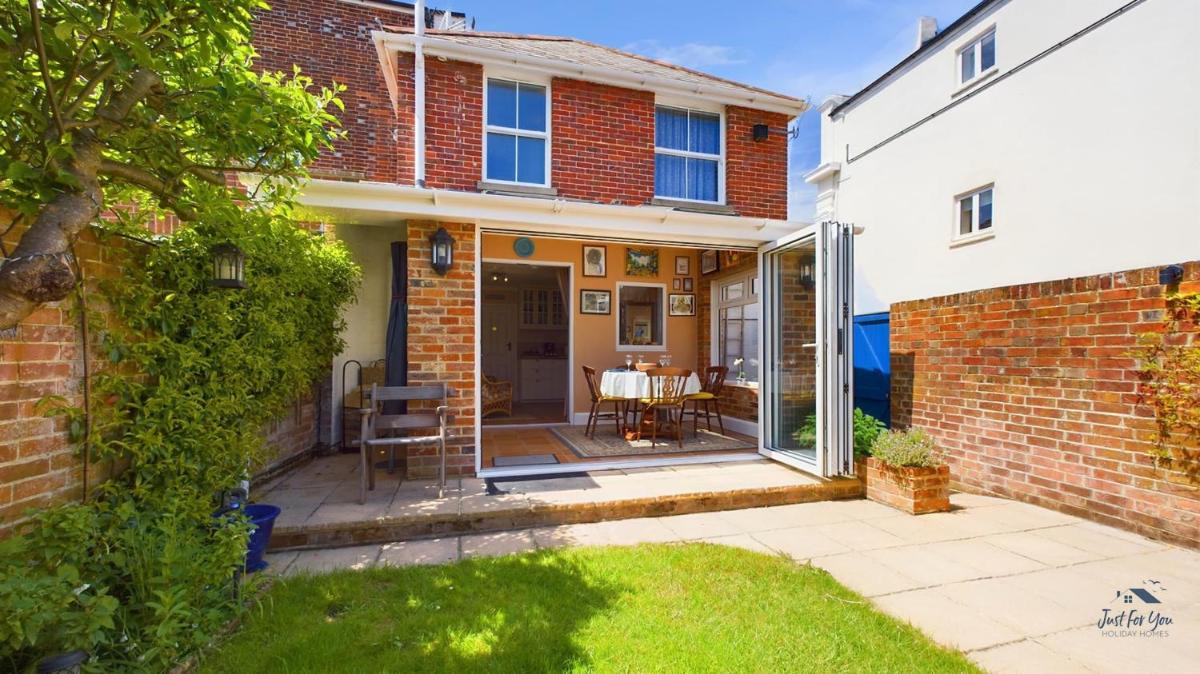 Anchor Down Cottage the perfect seaside retreat sleeps 4 beach 2 mins - Housity