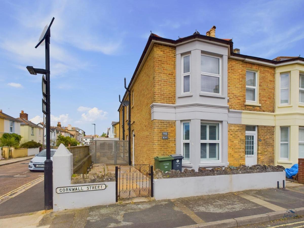 Seaside Cottage, Moments from Ryde's Golden Sands, Sleeps 4 - Housity