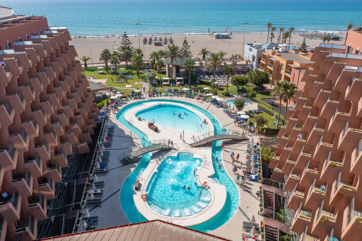 una vista aérea de una piscina y la playa en Protur Roquetas Hotel & Spa, en Roquetas de Mar