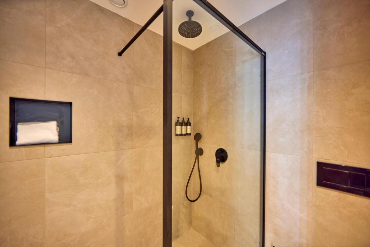 Un baño de Universal Grand León & Spa