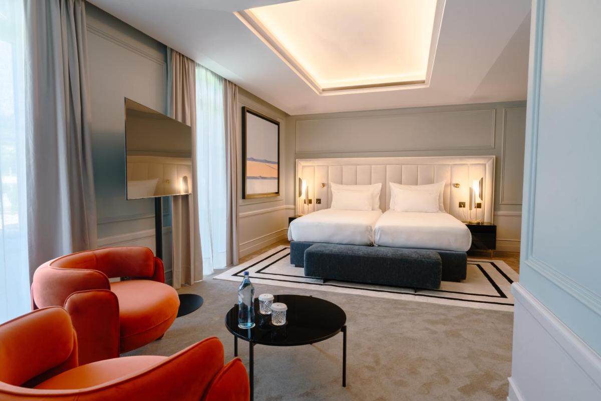 um quarto de hotel com uma cama e uma cadeira em Amoure Hotel - The Leading Hotels of the World em Braga mais 175 fotografias