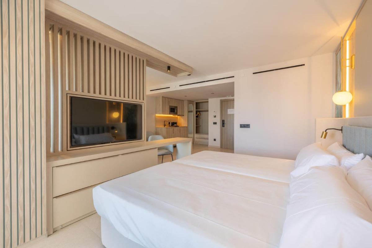 Cama o camas de una habitación en Hotel BCL Levante Club & Spa 4 Sup - Only Adults Recomended