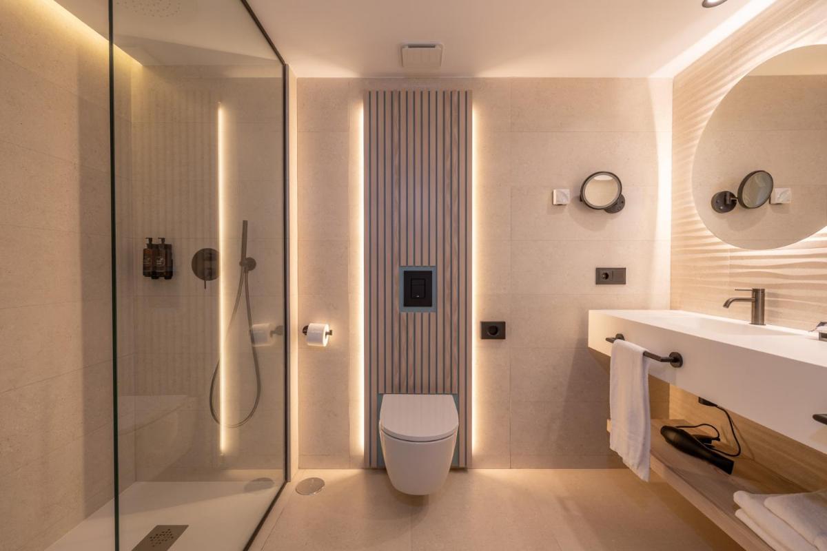 Un baño con ducha, inodoro y lavabo. en Hotel BCL Levante Club & Spa 4 Sup - Only Adults Recomended, en Benidorm