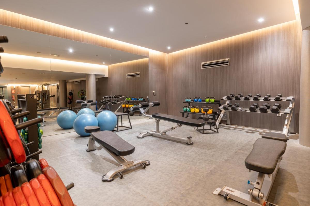 Un gimnasio con un montón de equipos en una habitación. en Hotel BCL Levante Club & Spa 4 Sup - Only Adults Recomended, en Benidorm