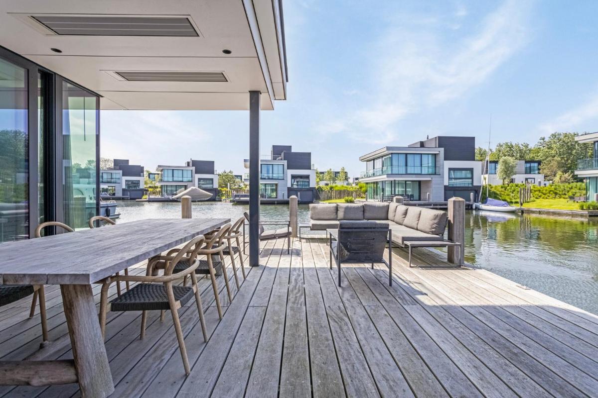 Lake House with dock at Lake Veere, Zeeland - Housity