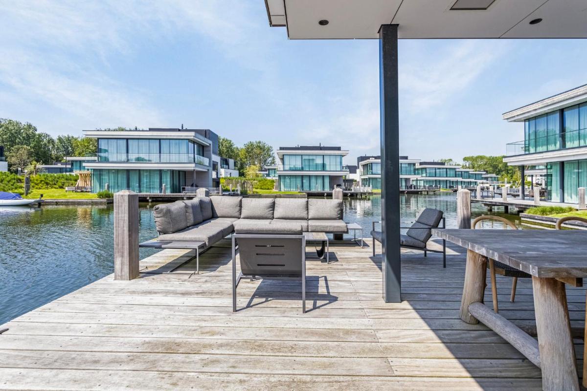Lake House with dock at Lake Veere, Zeeland - Housity