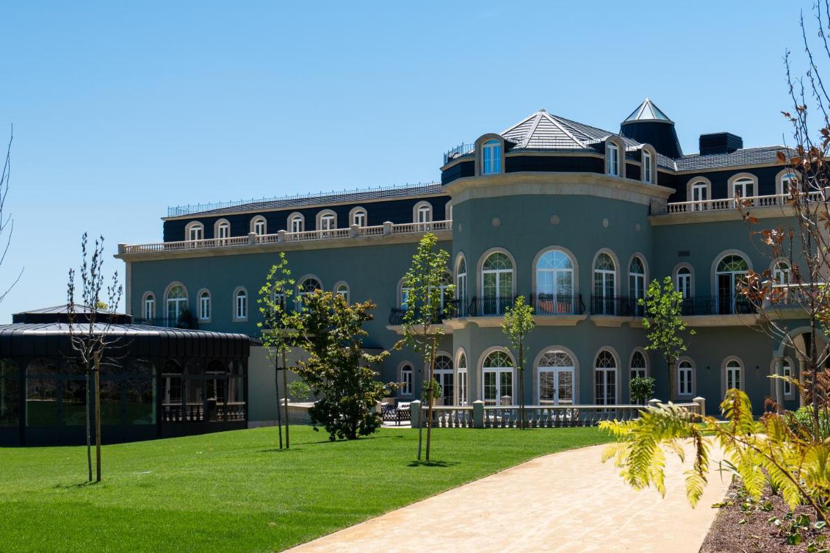 Um jardim no exterior de Amoure Hotel - The Leading Hotels of the World