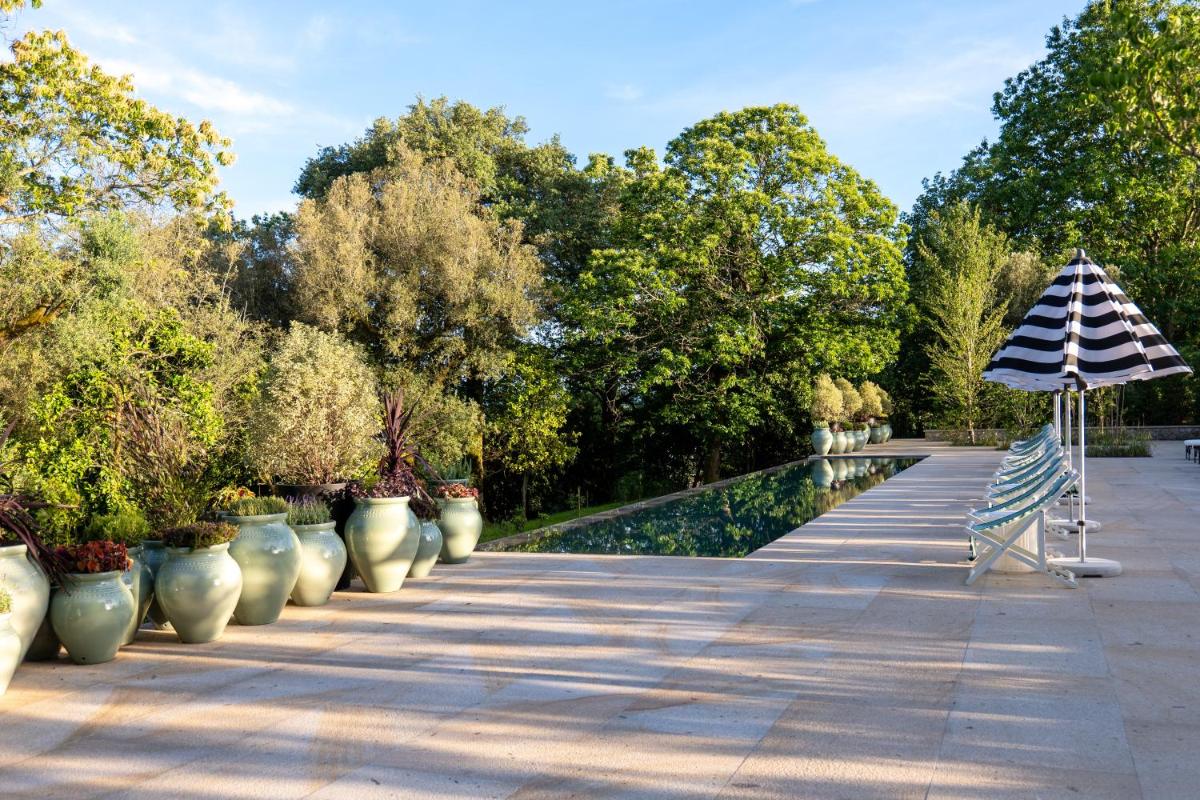 Um jardim no exterior de Amoure Hotel - The Leading Hotels of the World